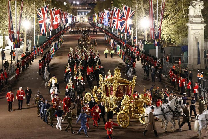 &copy; Reuters. The Gold State Coach is ridden alongside members of the military during a full overnight dress rehearsal of the Coronation Ceremony of Britain’s King Charles and Camilla, Queen Consort in London, Britain, May 3, 2023. REUTERS/Henry Nicholls