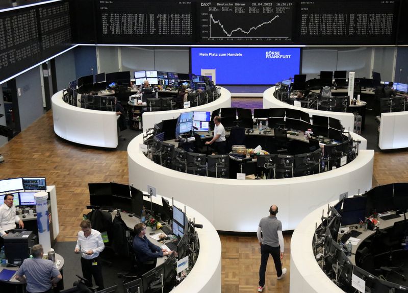 &copy; Reuters. FOTO DE ARCHIVO: El gráfico de cotización del índice de precios alemán DAX en una pantalla en el interior de la Bolsa de Fráncfort, Alemania, el 28 de abril de 2023. REUTERS/Personal