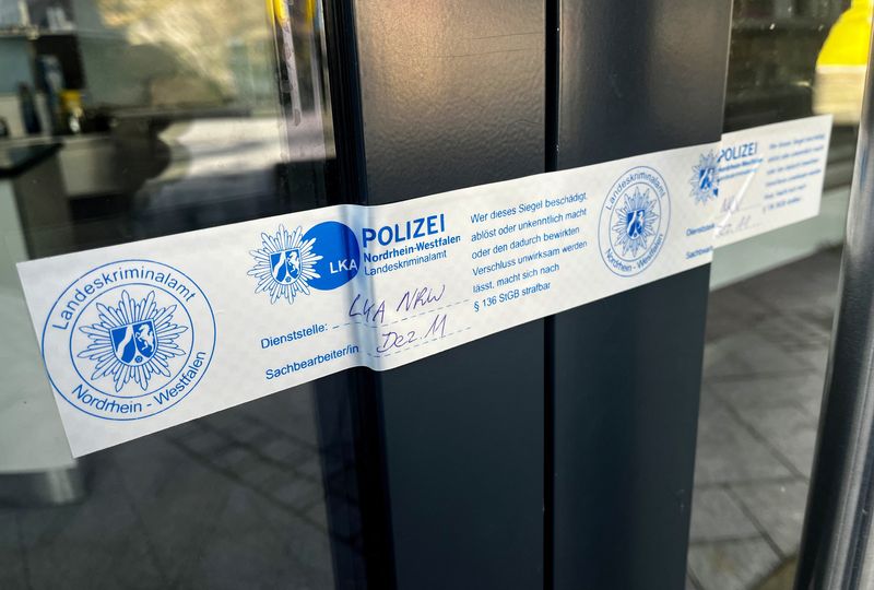 &copy; Reuters. I sigilli della polizia tedesca su una porta a Siegen in Germania. 3 maggio 2023.  REUTERS/Erol Dogrudogan