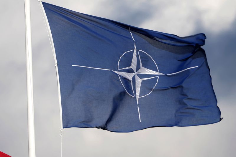 &copy; Reuters. FOTO DE ARCHIVO: Bandera con el símbolo de la OTAN en la base militar de Tapa, Estonia, el 30 de abril de 2023. REUTERS/Ints Kalnins