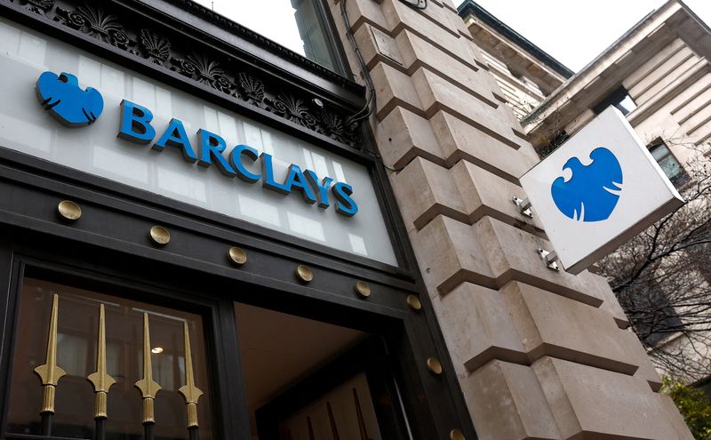 &copy; Reuters. FOTO DE ARCHIVO: Rótulos en una sucursal de Barclays Bank en Londres, Reino Unido, 17 de marzo de 2023. REUTERS/Peter Nicholls