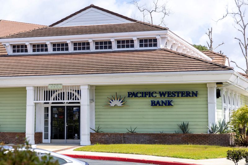 &copy; Reuters. FILE PHOTO: A general view of Pacific Western Bank in Huntington Beach, California, U.S., March 22, 2023.  REUTERS/Mike Blake/File Photo