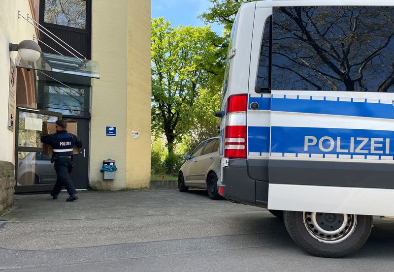 &copy; Reuters. Des policiers transportent des caisses dans un commissariat de Mayence, en Allemagne, le 3 mai 2023, après que l'arrestation de dizaines de personnes à travers le pays dans le cadre d'une enquête sur le groupe criminel organisé italien 'Ndrangheta. /R