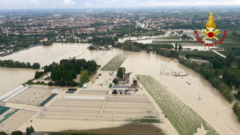 &copy; Reuters. Una veduta aerea mostra un'area allagata dopo le forti piogge che hanno colpito l'Emilia Romagna, a Massa Lombarda, Italia, 2 maggio 2023. Vigili del Fuoco/Handout via REUTERS 