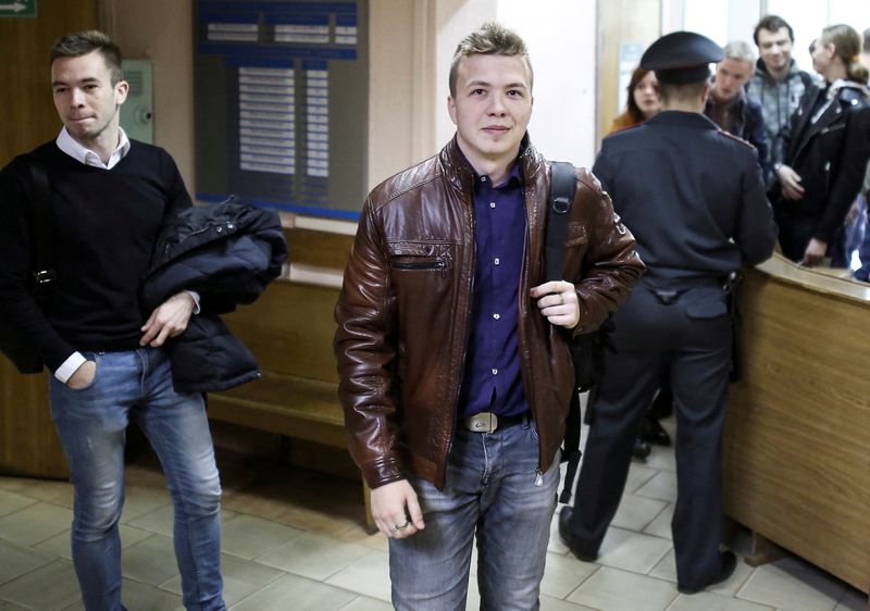 © Reuters. FILE PHOTO:Opposition blogger and activist Roman Protasevich, who is accused of participating in an unsanctioned protest at the Kuropaty preserve, arrives for a court hearing in Minsk, Belarus April 10, 2017. REUTERS/Stringer/File Photo