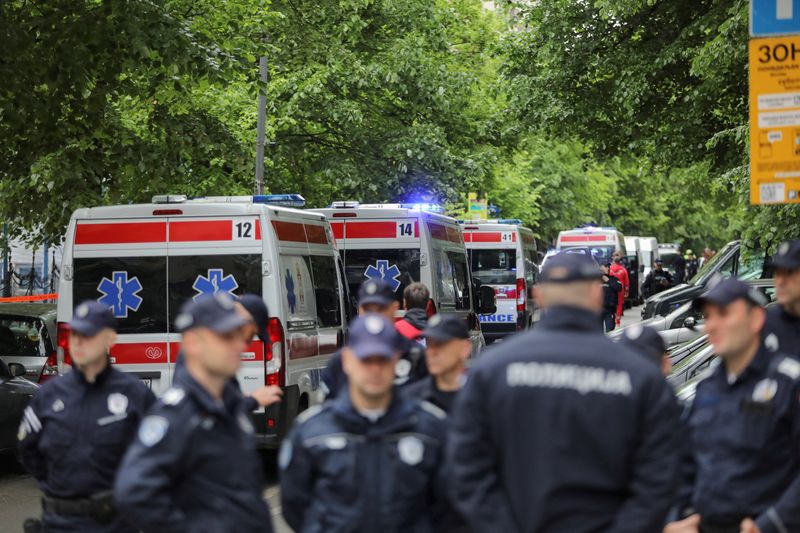 &copy; Reuters. Policiais cercam rua após ataque deixar nove mortos em Belgrado, Sérvia
03/05/2023
REUTERS/Djordje Kojadinovic