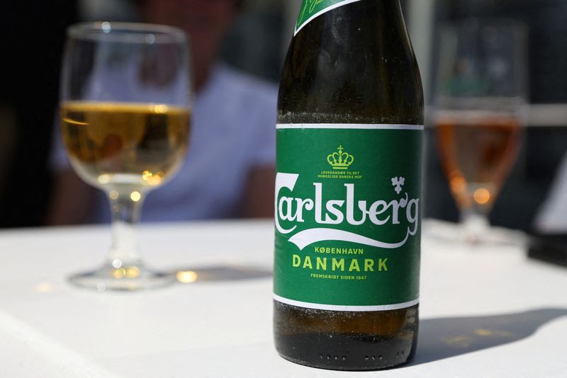 &copy; Reuters. FILE PHOTO: A Carlsberg beer sits on a table in a restaurant in Copenhagen, Denmark, July 30, 2022. REUTERS/Andrew Kelly