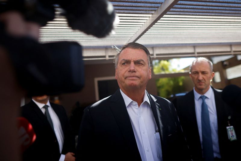 &copy; Reuters. Ex-presidente Jair Bolsonaro concede entrevista após PF cumprir mandado de busca e apreensão em sua casa em Brasília
03/05/2023
REUTERS/Adriano Machado