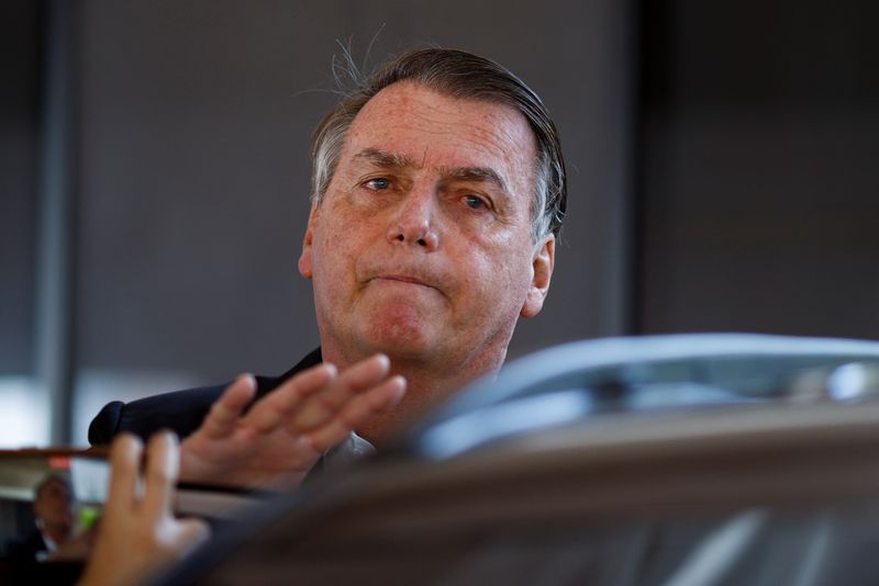 © Reuters. El expresidente brasileño Jair Bolsonaro sale de su casa tras una operación de registro, en Brasilia, Brasil. 3 de mayo de 2023. REUTERS/Adriano Machado