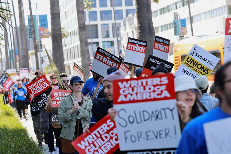 &copy; Reuters. Manifestação em frente aos escritórios da Netflix durante a greve dos roteiristas em Los Angeles
02/05/2023
REUTERS/Aude Guerrucci