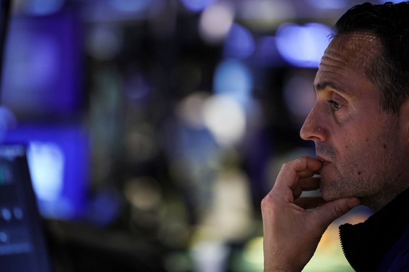 © Reuters. Traders work on the floor of the New York Stock Exchange (NYSE) in New York City, U.S., May 3, 2023.  REUTERS/Brendan McDermid