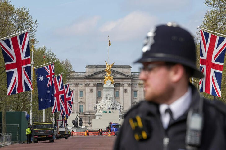 &copy; Reuters. Policial realiza patrulha antes de coroação do rei Charles, em Londres, Reino Unido
03/05/2023
REUTERS/Maja Smiejkowska