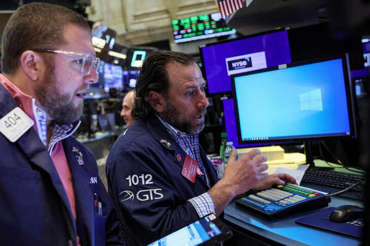 &copy; Reuters. Operadores trabajan en el piso de la Bolsa de valores de Nueva York (NYSE) en la ciudad de Nueva York, EEUU, 3 de mayo de 2023. REUTERS/Brendan McDermid