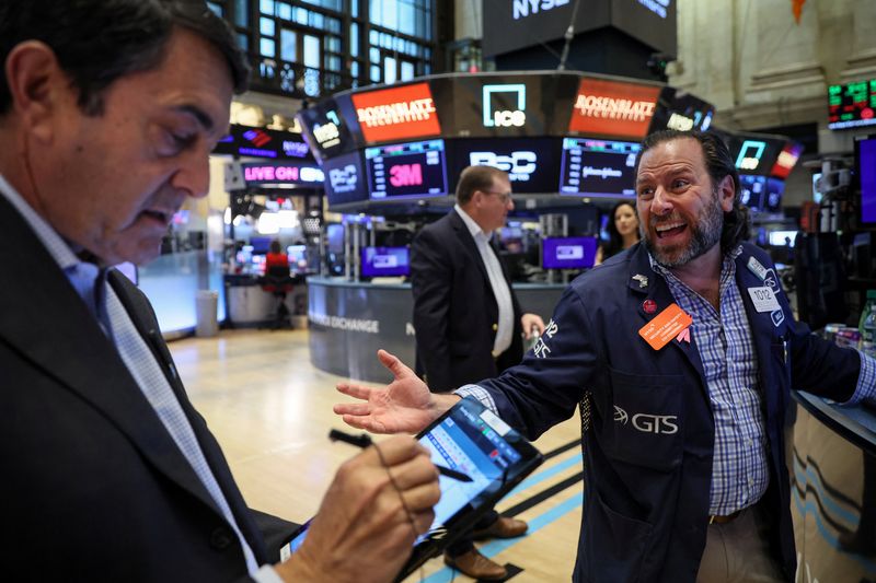 © Reuters. Traders work on the floor of the New York Stock Exchange (NYSE) in New York City, U.S., May 3, 2023.  REUTERS/Brendan McDermid