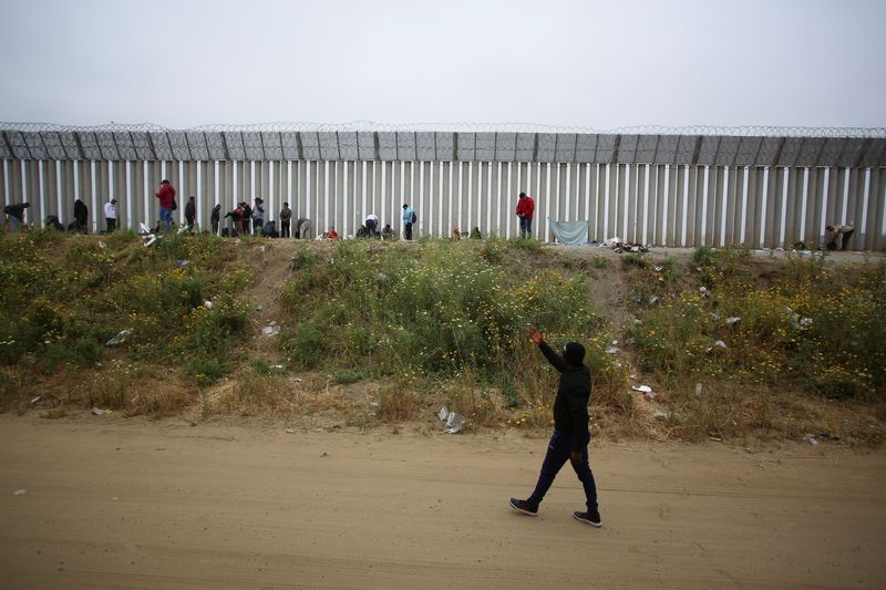 &copy; Reuters. Imigrantes acampam na fronteira entre EUA e México à espera de asilo, em Tijuana, México
30/04/2023
REUTERS/Jorge Duenes