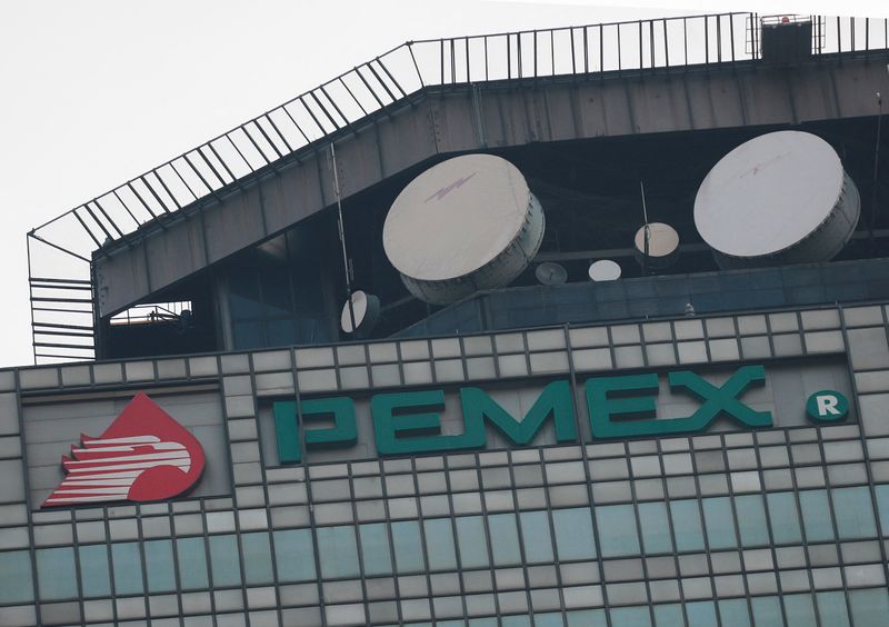 Mexicana Pemex reporta ganancias en 1er trim, deuda financiera baja ligeramente