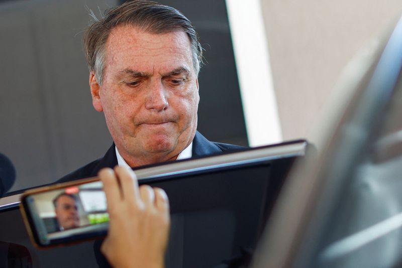 &copy; Reuters. Ex-presidente Jair Bolsonaro deixa sua residência em Brasília
03/05/2023
REUTERS/Adriano Machado