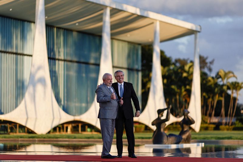 &copy; Reuters. Lula e Fernández se cumprimentam antes de reunião no Palácio da Alvorada
02/05/2023
REUTERS/Ueslei Marcelino