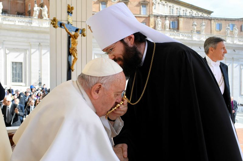 &copy; Reuters. Papa Francisco cumprimenta metropolita Anthony no Vaticano
03/05/2023
Mídia do Vaticano/Divulgação via REUTERS