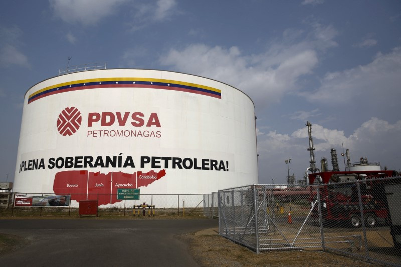&copy; Reuters. FOTO DE ARCHIVO- Tanque de petróleo en el complejo industrial José Antonio Anzoátegui de PDVSA en el estado de Anzoátegui, Venezuela, el 15 de abril de 2015. Foto tomada el 15 de abril de 2015. REUTERS/Carlos García Rawlins/Foto de archivo