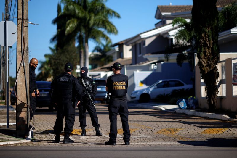 &copy; Reuters. Agentes da PF durante busca e operação na casa do ex-presidente Jair Bolsonaro
03/05/2023
REUTERS/Adriano Machado