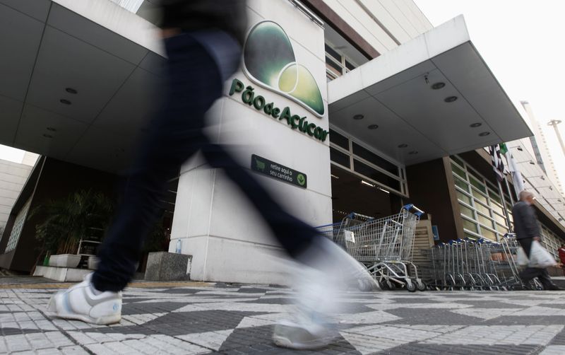 &copy; Reuters. Homem caminha na frente de supermercado Pão de Açúcar, em São Paulo, Brasil
28/06/2011
REUTERS/Nacho Doce 