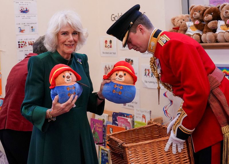 &copy; Reuters. FILE PHOTO: Camilla, the Queen consort, holds Paddington bears as she visits Barnardo's Nursery in Bow, London, Britain November 24, 2022. Arthur Edwards/Pool via REUTERS     
