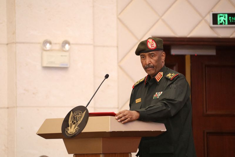 &copy; Reuters. قائد الجيش في السودان الفريق أول ركن عبد الفتاح البرهان في كلمة خلال مراسم توقيع اتفاقية بين قادة الجيش والقوى المدنية في الخرطوم يوم 5 ديسم