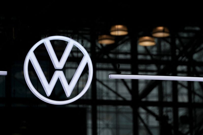 &copy; Reuters. A Volkswagen logo is seen during the New York International Auto Show, in Manhattan, New York City, U.S., April 5, 2023. REUTERS/David 'Dee' Delgado