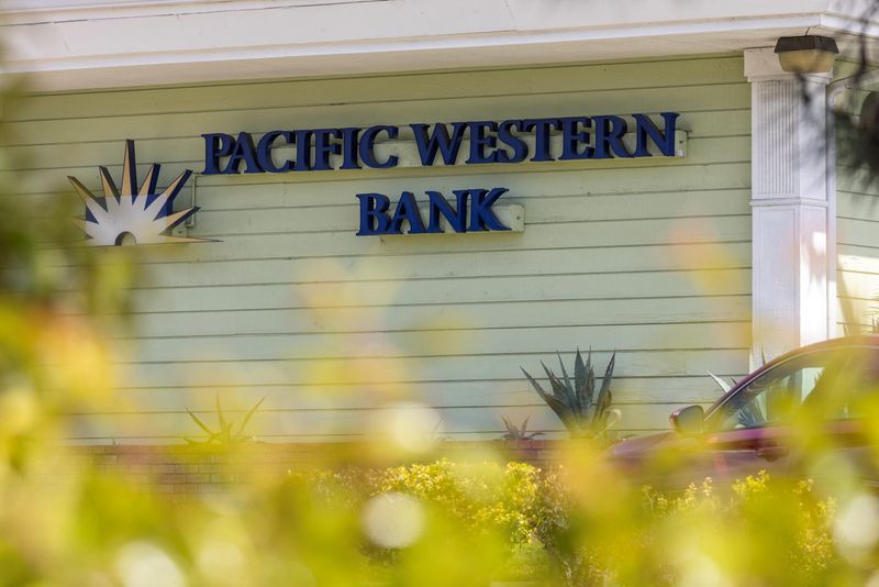 &copy; Reuters. FOTO DE ARCHIVO. Vista general del Pacific Western Bank en Huntington Beach, California, EEUU. 22 de marzo de 2023. REUTERS/Mike Blake