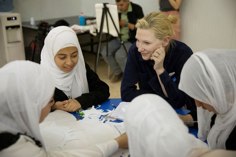 &copy; Reuters. الممثلة كيت بلانشيت سفيرة النوايا الحسنة للمفوضية السامية للأمم المتحدة لشؤون اللاجئين في المنطقة 2 من مخيم الزعتري للاجئين في المفرق بالأ
