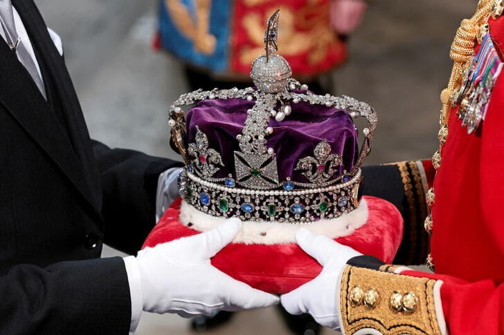 © Reuters. FILE PHOTO: The Imperial State Crown arrives through the Sovereign's Entrance, ahead of the State Opening of Parliament, in the House of Lords Chamber in the Houses of Parliament in London, Britain, May 10, 2022. Chris Jackson/Pool via REUTERS