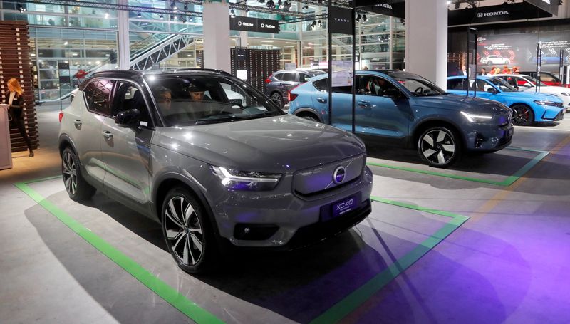 © Reuters. FILE PHOTO: lectric-powered Volvo XC40 cars are seen at the Auto Zurich Car Show 2022 in Zurich, Switzerland November 10, 2022. REUTERS/Arnd Wiegmann