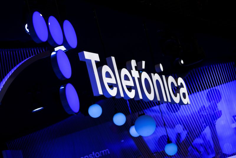 &copy; Reuters. FILE PHOTO: The logo of Spanish Telecom company Telefonica is seen during GSMA's 2022 Mobile World Congress (MWC) in Barcelona, Spain February 28, 2022. REUTERS/Nacho Doce