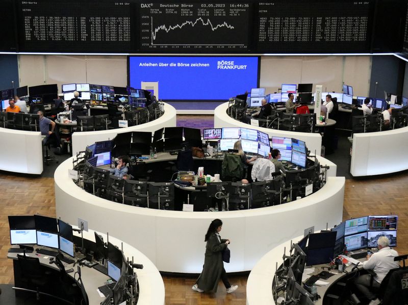 &copy; Reuters. شاشة تعرض بيانات الأسهم الألمانية في بورصة فرانكفورت يوم الثالث من مايو أيار 2023. تصوير رويترز.