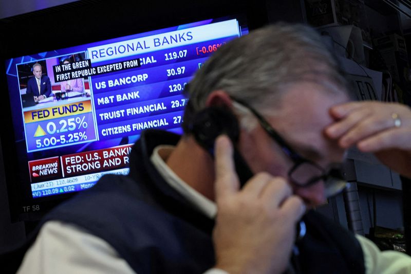 © Reuters. A Trader reacts as a screen displays the Fed rate announcement on the floor of the New York Stock Exchange (NYSE) in New York City, U.S., May 3, 2023.  REUTERS/Brendan McDermid