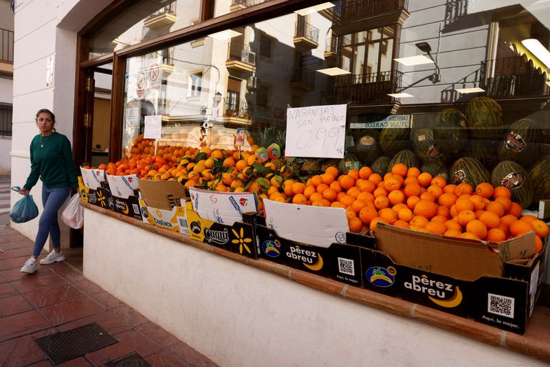 &copy; Reuters. FILE PHOTO: A woman carries plastic bags with fruits and vegetables at a fruit store in Ronda, Spain, March 14, 2023. REUTERS/Jon Nazca/File Photo