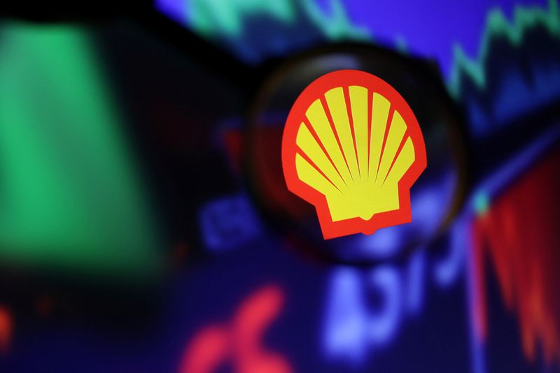 &copy; Reuters. FOTO DE ARCHIVO. Imagen de ilustración del logo de Shell y un gráfico de acciones a través de una lupa. 4 de septiembre de 2022. REUTERS/Dado Ruvic