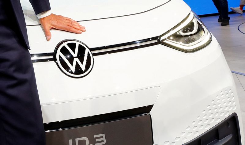 &copy; Reuters. Presentazione della Volkswagen ID.3 alll'International Frankfurt Motor Show a Francoforte. 9 settembre 2019. REUTERS/Wolfgang Rattay/File Photo