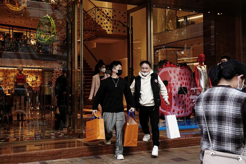 © Reuters. Shoppers walk out of a luxury store at Tsim Sha Tsui district in Hong Kong, China February 15, 2023. REUTERS/Lam Yik