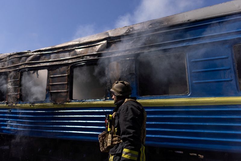 &copy; Reuters. عامل الإطفاء في موقع محطة قطار تعرضت للقصف الروسي في مدينة خيرسون الأوكرانية يوم الأربعاء. تصوير: كارلوس باريا - رويترز.
