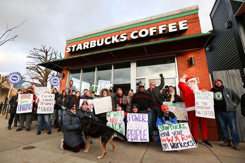 &copy; Reuters. FILE PHOTO: Starbucks workers attend a rally as they go on a one-day strike outside a store in Buffalo, New York, U.S., November 17, 2022.    REUTERS/Lindsay DeDario/File Photo