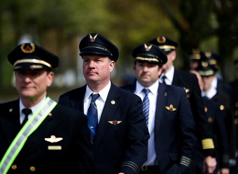 &copy; Reuters. FILE PHOTO: Alaska Airlines pilots join off-duty Delta Air Lines pilots picketing against scheduling practices and long hours, outside Seattle-Tacoma International Airport in Seattle, Washington, U.S., April 19, 2022.  REUTERS/Lindsey Wasson/File Photo