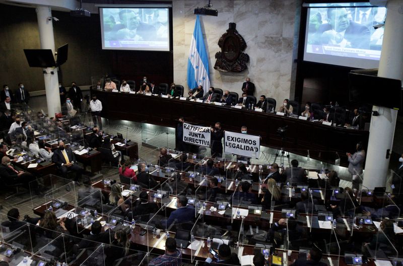 © Reuters. A general view of lawmakers attending the first session of the Congress in Tegucigalpa, Honduras February 8, 2022. REUTERS/Fredy Rodriguez