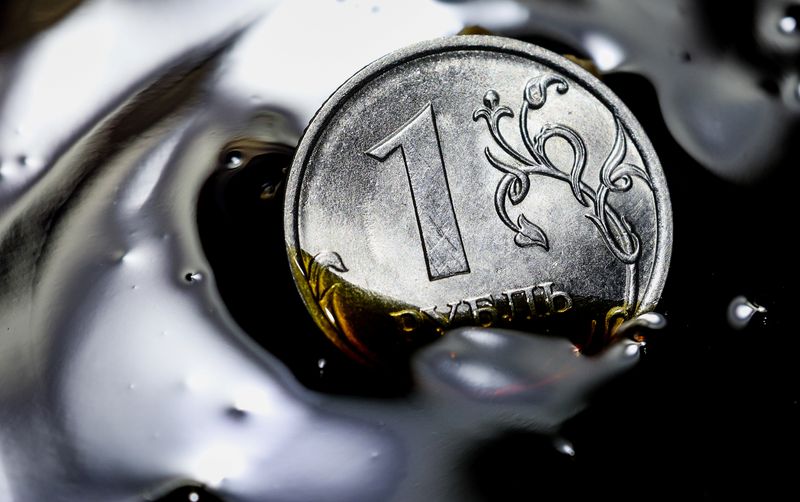 © Reuters. A Russian one rouble coin is seen in this picture illustration taken April 5, 2022. REUTERS/Maxim Shemetov/illustration