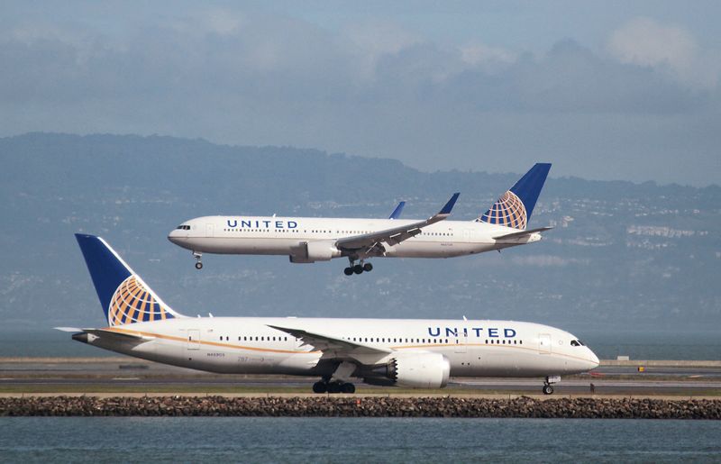 &copy; Reuters. FILE PHOTO: A United Airlines Boeing 787 taxis as a United Airlines Boeing 767 lands at San Francisco International Airport, San Francisco, California, February 7, 2015.   REUTERS/Louis Nastro/File Photo/File Photo