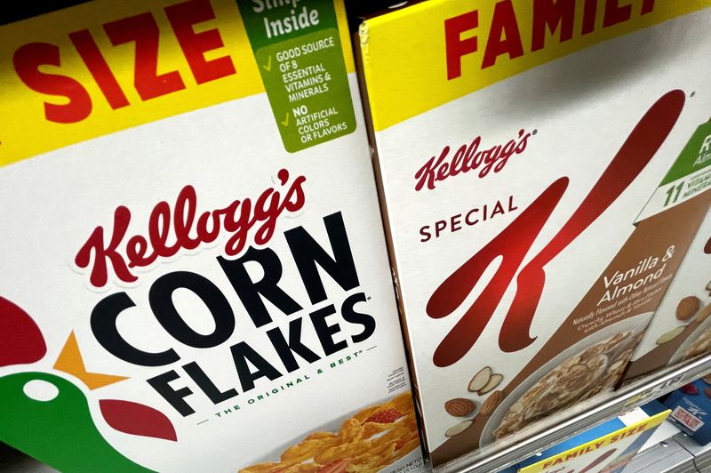 &copy; Reuters. FILE PHOTO: Kellogg's cold cereal products are pictured in a market after  Kellogg Company announced it would split into three independent companies, in the latest U.S. corporate overhaul aimed at simplifying its structure and sharpening its focus on the 