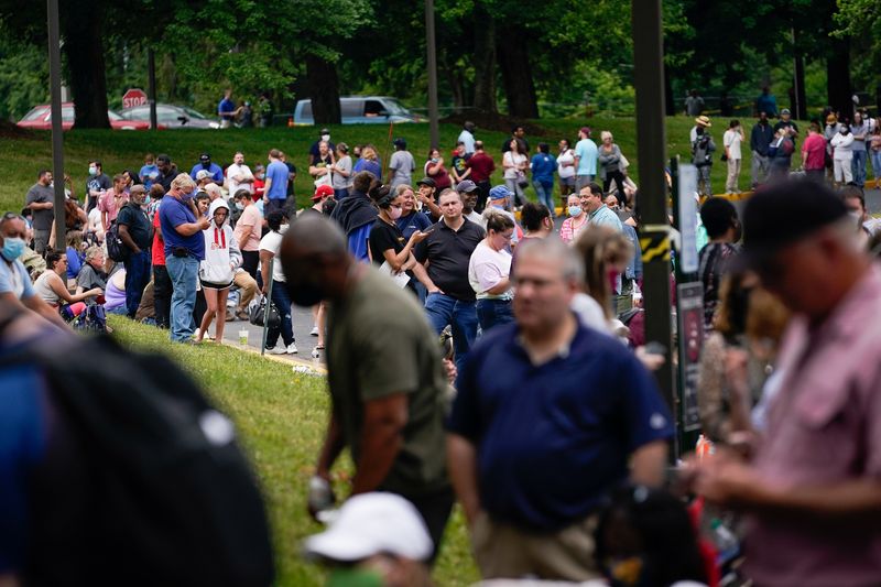 &copy; Reuters. Hundreds of people line up outside a Kentucky Career Center hoping to find assistance with their unemployment claim in Frankfort, Kentucky, U.S. June 18, 2020. REUTERS/Bryan Woolston