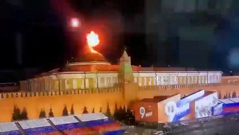 &copy; Reuters. Un fermo immagine tratto da un video mostra un oggetto volante che esplode in un'intensa esplosione di luce vicino alla cupola del palazzo del Senato del Cremlino durante il presunto attacco di droni ucraini a Mosca, in Russia, in questa immagine tratta d
