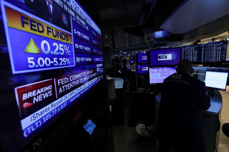 &copy; Reuters. FILE PHOTO: A trader reacts as a screen displays the Fed rate announcement on the floor of the New York Stock Exchange (NYSE) in New York City, U.S., May 3, 2023. REUTERS/Brendan McDermid